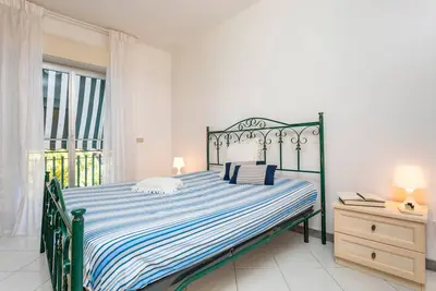 Image de Appartement 'I Ciottoli Dello Ionio - Apt 2' avec vue sur la montagne, terrasse et balcon commun