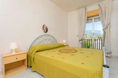 Image de Appartement 'I Ciottoli Dello Ionio - Apt 3' avec vue sur la montagne, terrasse commune et balcon