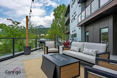 Image de Decked Out | Mtn Views | Ac | Patio | Sauna | Bbq