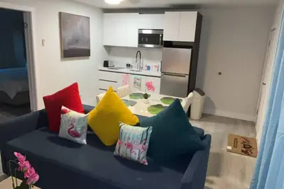 Image de Chic Island Getaway • Tequila Sunrise • Near Beaches & Dining