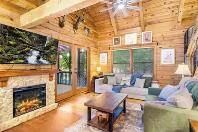 Image de Riverfront Cabin/Large Deck/HotTub/Resort/FirePit