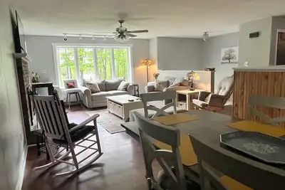 Image de Spacious five-bedroom home off Back Lake with direct trail access on Spooner Rd