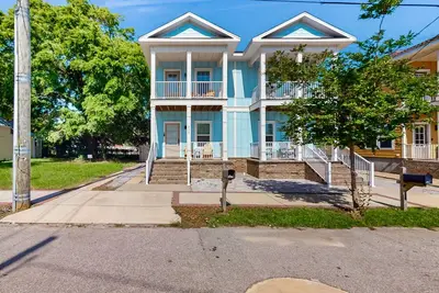 Image de Cozy downtown home with penty of space, close to everything