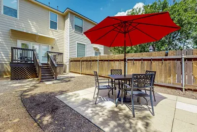 Image de Dog-friendly house with enclosed backyard, W/D, close to Downtown Austin