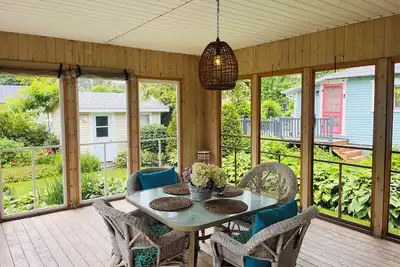 Image de 2 bdm cottage in the Bluff, Only 3 min walk to Parlee. Ac, WiFi and 2 sunrooms