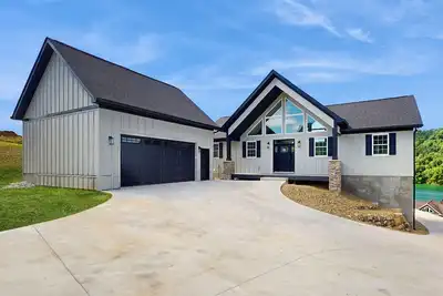 Lakeside chalet with panoramic water views, fully equipped kitchen & Wifi