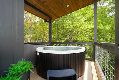 Image de The Little Timber: Cozy, Hot Tub & Fireplace!