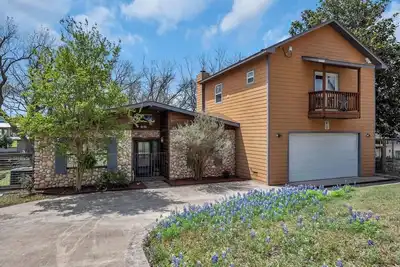 Image de Lakeside Rock house on Lake Lbj!