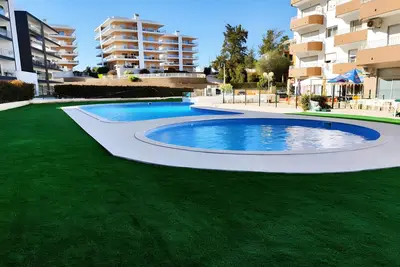 Image de Appartement 'T2 Praia Da Rocha' avec vue sur la mer, piscine partagée et jardin partagé