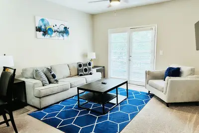 Image de Great Location in Addison! Dining & entertainment, you’re just a short walk away