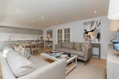 Image de Pass the Keys | Stunning Coach House in Central Bath with parking