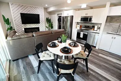 Image de Mahogany Lakefront 2br Walkout | Trails & Privacy