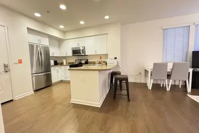 Image de high end studio apartment with pool, fitness room. 1. 5 miles to Uci and Airport.