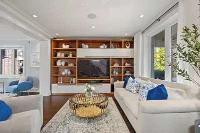 Image de 15 Min to Downtown | Games Room | Private Parking | Private Backyard