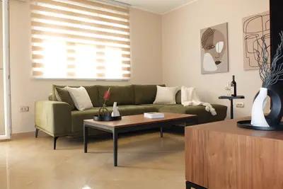 Image de Modern one bedroom, just steps away from Old Town and sea