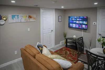 Image de Cozy 2br/2ba Suite | 10 Mins to Airport | Private Entry & Kitchen