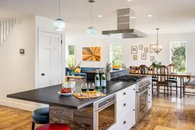 Image de Peaceful Retreat with Outdoor Oasis — 10-min to Downtown