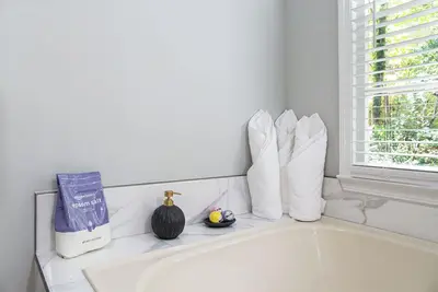 Image de Marietta's Little Hideaway with cinema & game room