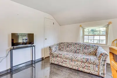 Image de 1 Mi to Dtwn Salem: Apt w/ Shared Yard!