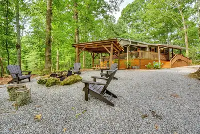 Image de 6 Miles to Helen: Cabin w/ Hot Tub & Views!