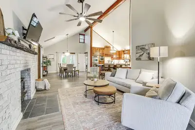 Image de Near Bella Vista Trails & Elk River: Family Home!