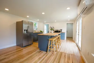 Image de Charming 3-bedroom house with Ac, WiFi and a large yard in the heart of Bangor!