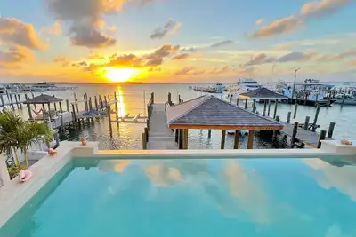 Image de Estrella - Renovated Home on the Harbour with Private Dock and Pool