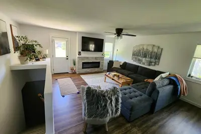 Image de Brand New 3-bedroom Home in Random Lake with office, quick walk to the beach!