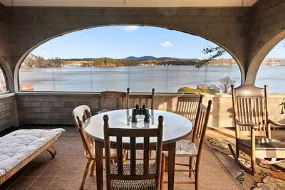 Image de Lakefront Getaway w/ Firepit & Mountain Views