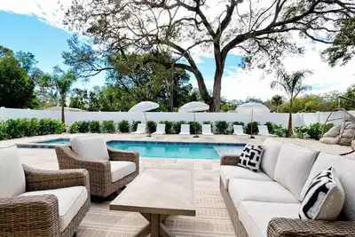 Image de Saltwater Heated Pool + HotTub : Tropical Terrace