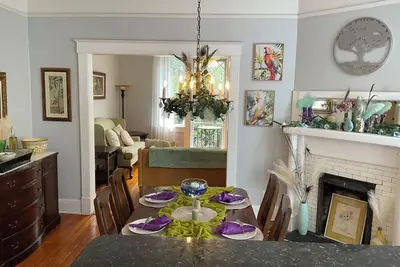 Image de Stylish, Fun 2 Bedroom in the Heart of Downtown with a Private Balcony!