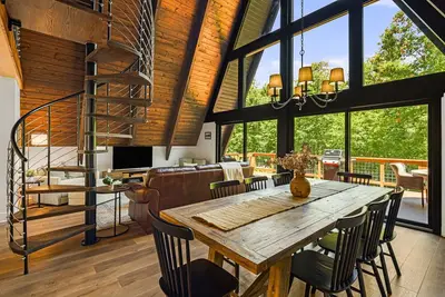 Image de A-Frame Retreat: Hot Tub, Firepit, Jukebox, Ev Plug