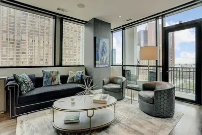 Image de Luxurious 2-Bedroom, 2. 5 Bath Residence with Downtown Views
