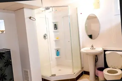 Image de 4 minutes to west Edmonton Mall family friendly homes with huge backyard patio.