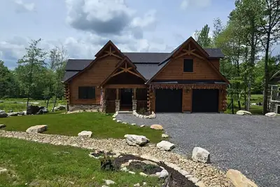 Image de Mountain Side Lodge | 5br Log Home w/ Sauna Near Golf & Wisp