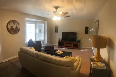 Image de Charming 2-bedroom house in wonderful Youngstown.