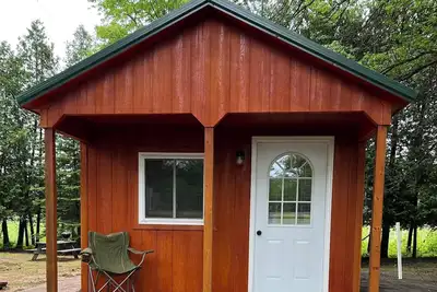 Image de Cozy cabin in the woods on our own private lake with Wifi, A/C & Heat.