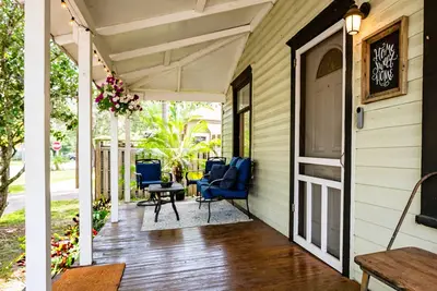 Image de Historic Hotspot • Walk to Downtown Fun • Luxury Beds