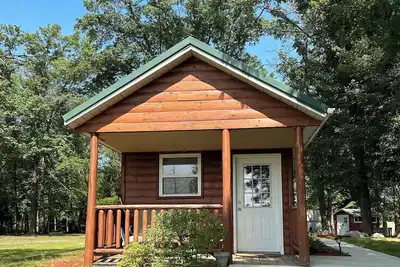 Image de Cozy cabin in the woods on our own private lake with WiFi, Ac. Perfect getaway