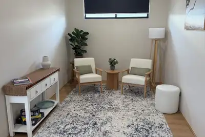 Image de Seaside Escape\nKick back and relax in this calm, stylish space.