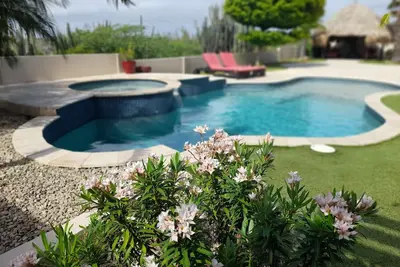 Image de Dream Villa in Palm Beach - 3 minutes from high rise strip - stunning pool area