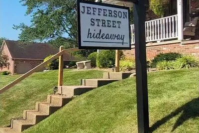 Image de Feel right at home in the Heart of Hermann, with Trolly pick-up at front door.