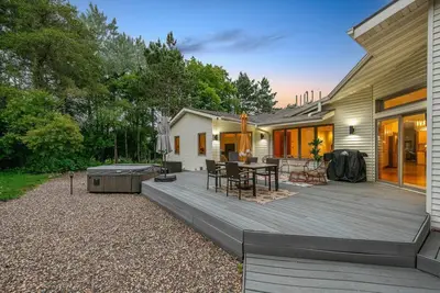 Image de 3 Acre Stillwater Oasis, Min from Downtown, Hot Tub