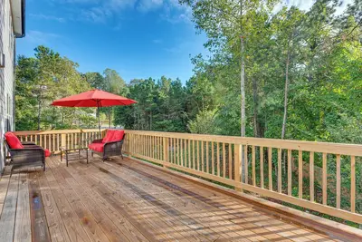 Image de 11 Mi to Dtwn: Luxe Atlanta Retreat w/ Deck & Yard