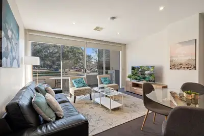 Image de Stylish Curtin Stay with Balcony Views