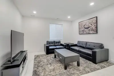 Image de 16 Mi to Dtwn Denver: Modern Apt w/ Patio