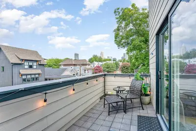 Image de Unique Jaw-Dropping 6br Duplex | 10 Min Walk to Boa Games & Concerts| Uptown City Views | Sleeps 20+