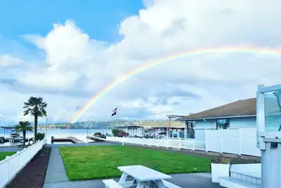 Image de 4 Beds Stunning Lakefront House with Dock Access