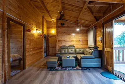 Luxury Wood House with Pool by Homeyhuts - Ac 3br
