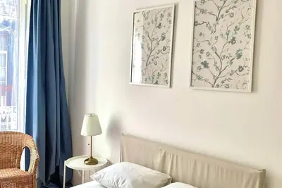 Image de Sunny apartment at Parliament area